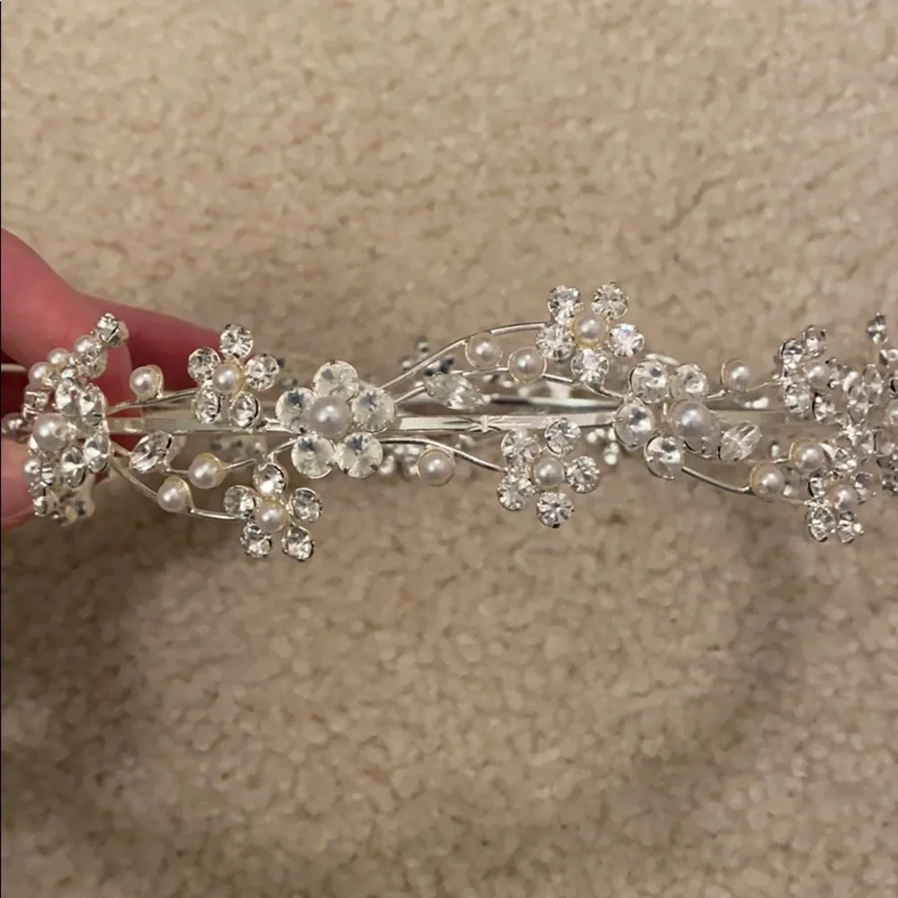 Like new! Wedding pearl flower bun tiara